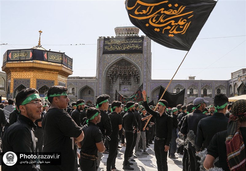 اجتماع میلیونی زائران در مشهدالرضا/ عزاداران نوای "یا رضا رضا" سر میدهند و بر سر و سینه میزنند +فیلم