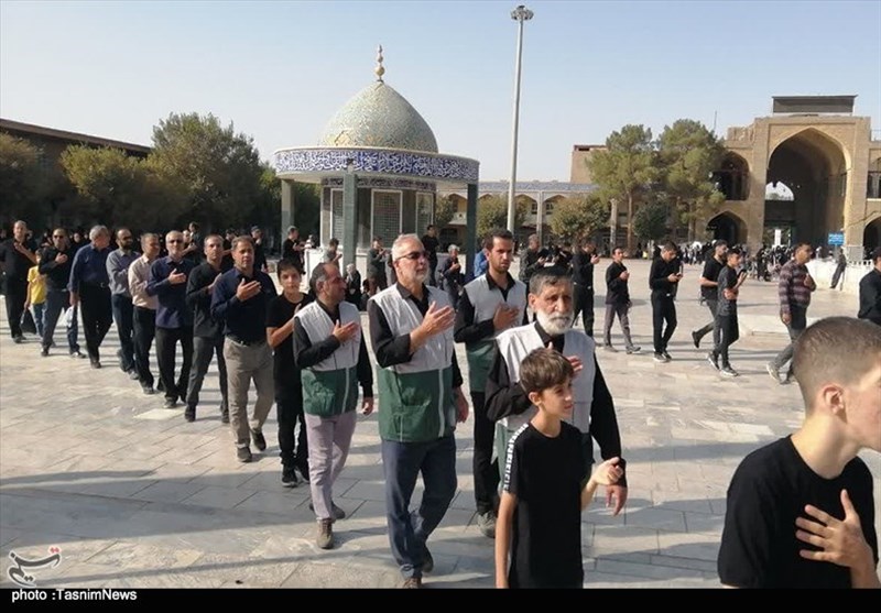 پیادهروی ۶ کیلومتری عزاداران ثامنالائمه به سمت آستان آقا علیعباس+ فیلم و تصاویر