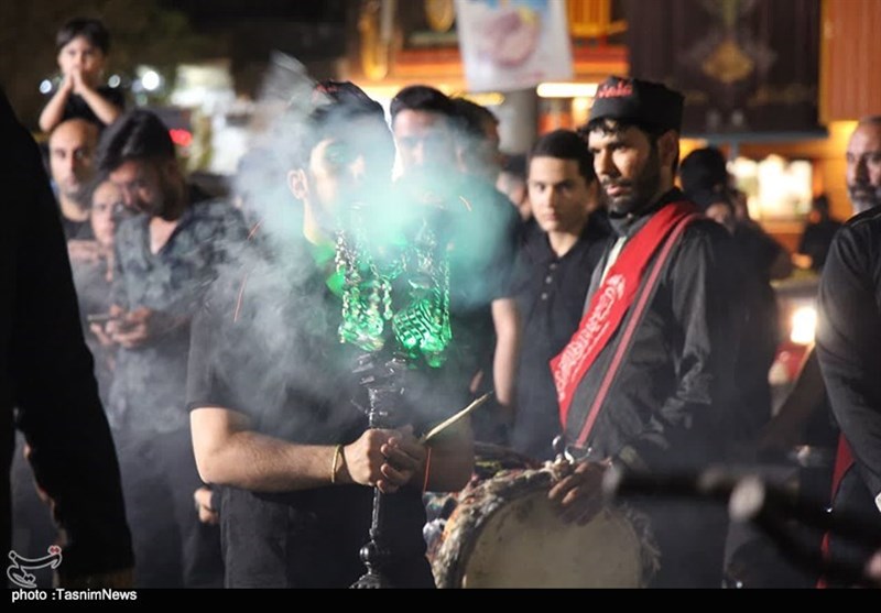 آیین شمعگردانی شام غریبان شهادت امام رضا(ع) در کاشان برگزار شد + تصویر