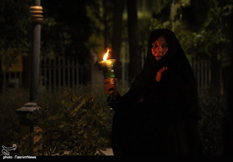 آیین شمعگردانی شام غریبان شهادت امام رضا(ع) در کاشان برگزار شد + تصویر