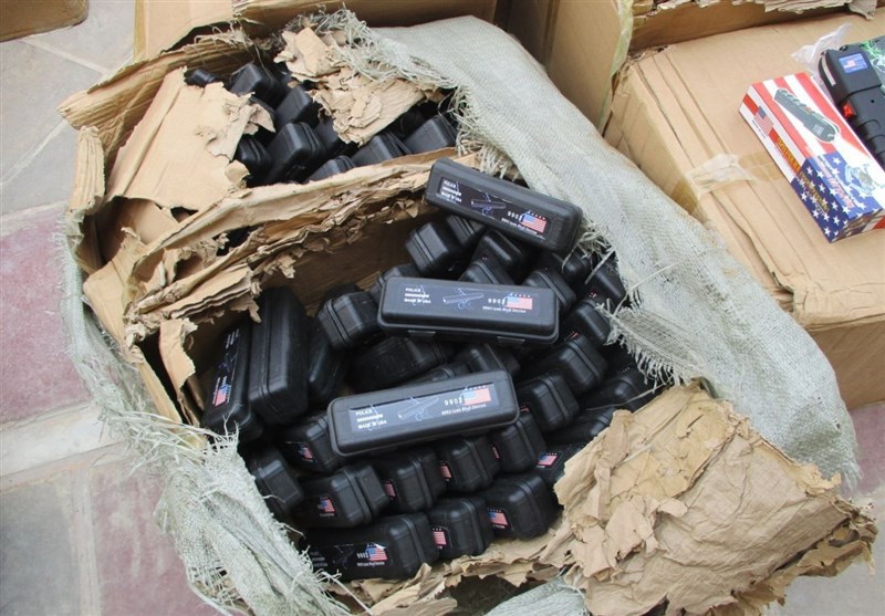 کشف محموله بزرگ سلاحهای آمریکایی ویژه آشوب و اغتشاش در خلیج فارس/ توقیف ۶ هزار شوکر قبل از پخش + تصاویر