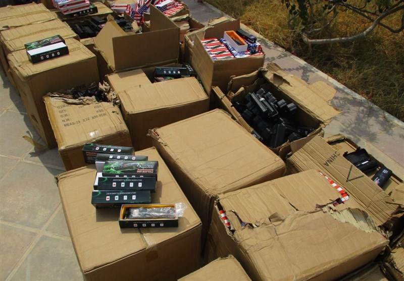 کشف محموله بزرگ سلاحهای آمریکایی ویژه آشوب و اغتشاش در خلیج فارس/ توقیف ۶ هزار شوکر قبل از پخش + تصاویر