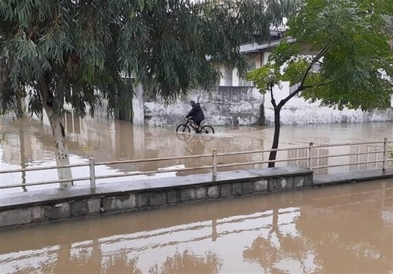 بارش شدید باران و سیل راه هشتپر - آستارا را مسدود کرد