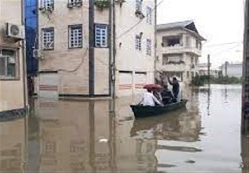 بارش شدید باران و سیل راه هشتپر - آستارا را مسدود کرد