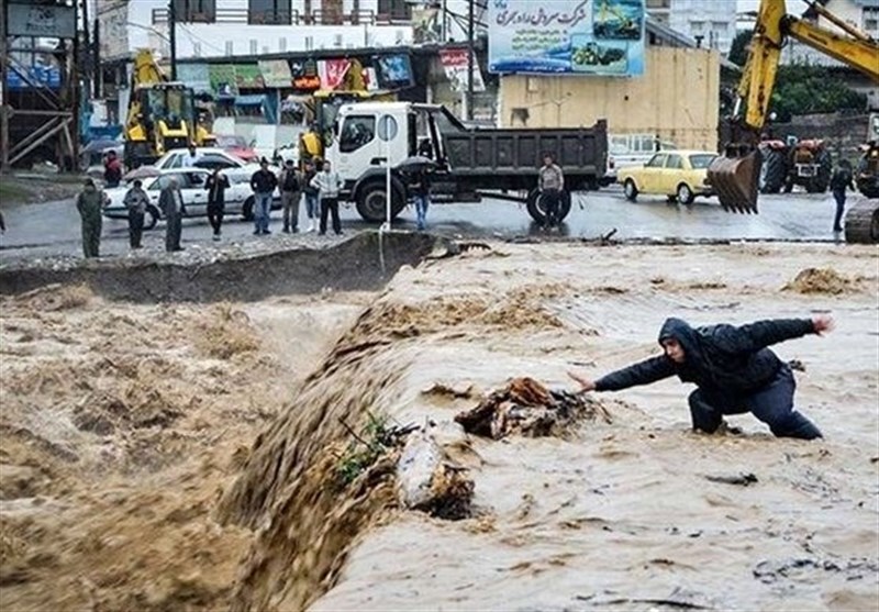 بارش شدید باران و سیل راه هشتپر - آستارا را مسدود کرد