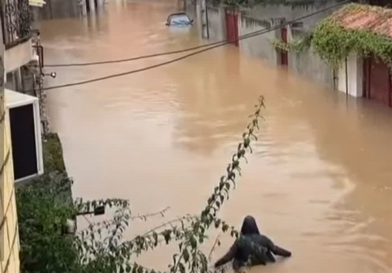 بارش شدید باران و سیل راه هشتپر - آستارا را مسدود کرد