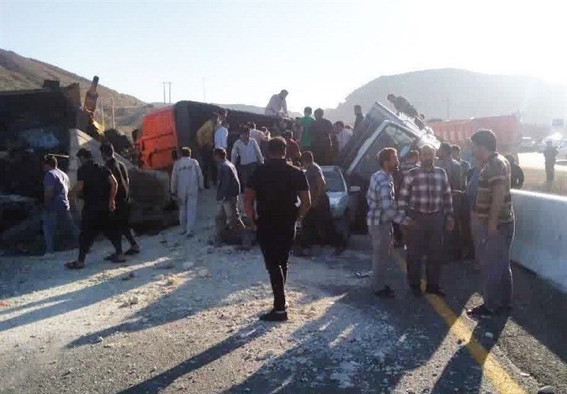تصادف زنجیرهای در جاده تربت حیدریه به مشهد/ ۲ نفر جانباختند+ تصویر