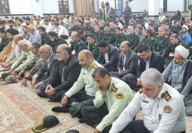 عطرافشانی و گلباران مزار مطهر شهدای استان بوشهر همزمان با آغاز هفته دفاع مقدس + تصویر