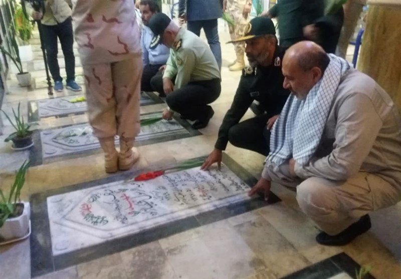عطرافشانی و گلباران مزار مطهر شهدای استان بوشهر همزمان با آغاز هفته دفاع مقدس + تصویر