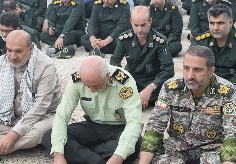 عطرافشانی و گلباران مزار مطهر شهدای استان بوشهر همزمان با آغاز هفته دفاع مقدس + تصویر