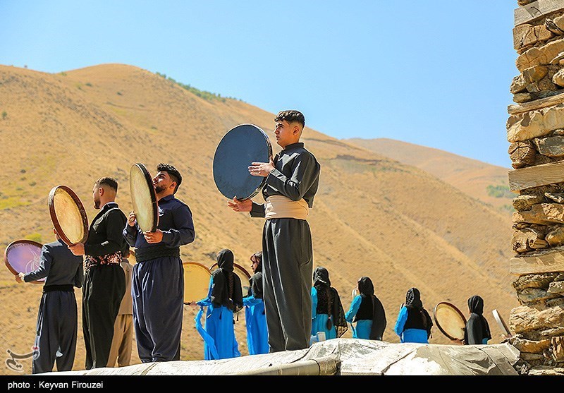 اجتماع بزرگ دفنوازان در روستای ههشمیز سنندج + تصویر