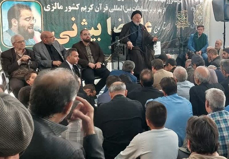 تجلیل از قاری برتر مسابقات بینالمللی قرآن کریم مالزی در مشهد