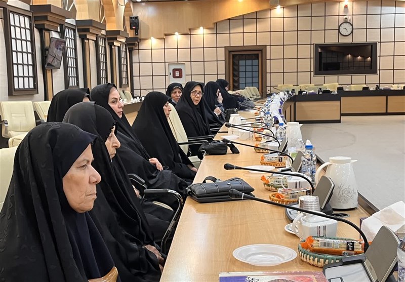 تجلیل از ۱۰۰ همسر شهید استان بوشهر + تصویر