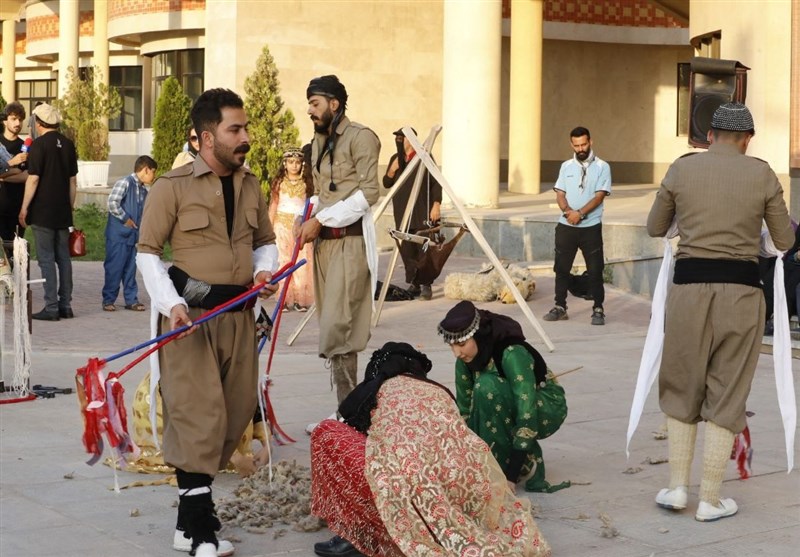 طنین نوای "بوشهری، بختیاری و کردی" در روز نخست جشنواره نمایشهای آیینی و سنتی + فیلم