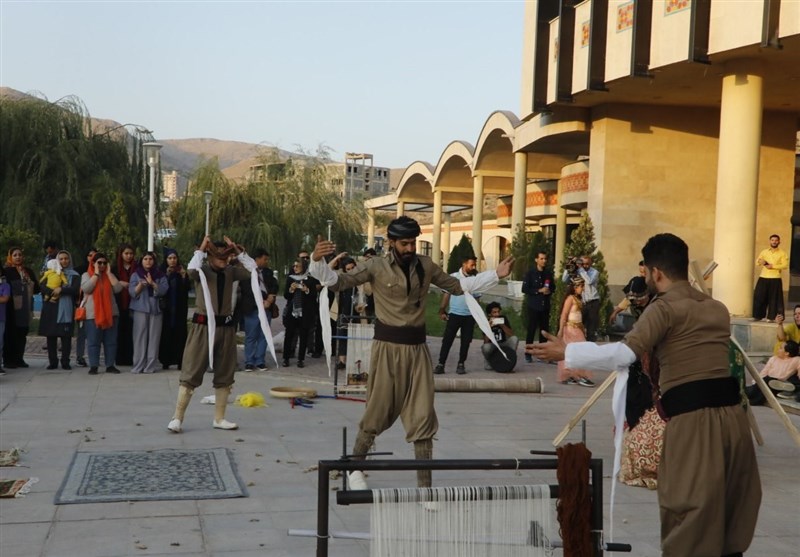 طنین نوای "بوشهری، بختیاری و کردی" در روز نخست جشنواره نمایشهای آیینی و سنتی + فیلم