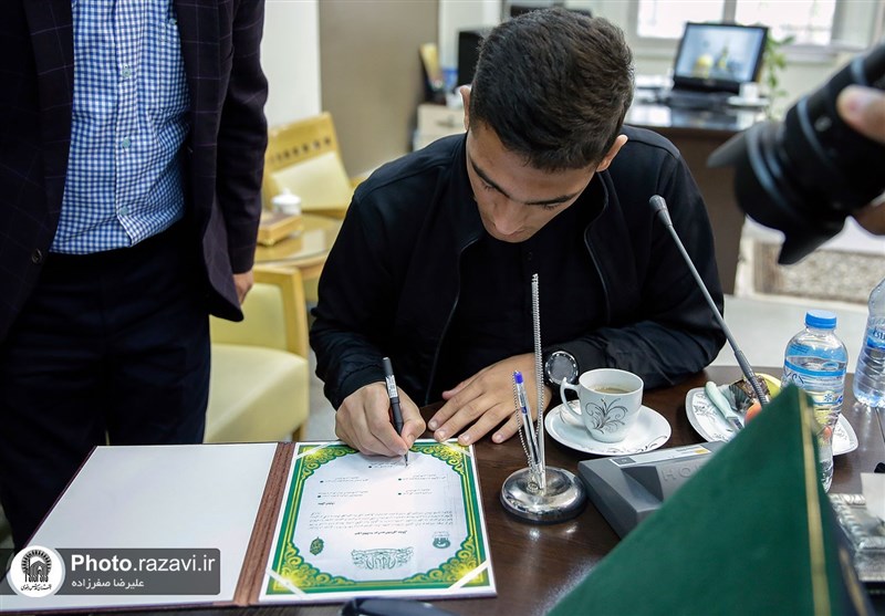 نوجوان سوادکوهی مدال طلای کشتی آزاد جهان را به موزه آستان قدس اهدا کرد