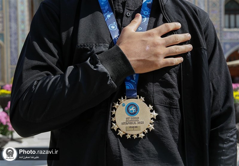 نوجوان سوادکوهی مدال طلای کشتی آزاد جهان را به موزه آستان قدس اهدا کرد