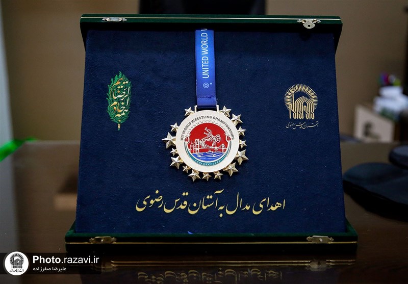 نوجوان سوادکوهی مدال طلای کشتی آزاد جهان را به موزه آستان قدس اهدا کرد