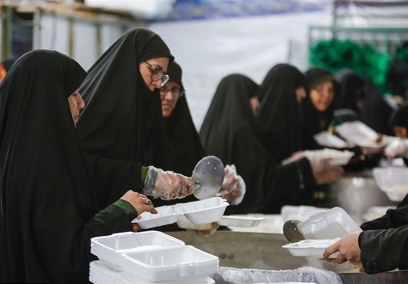 دومین مهمانی مادرانه ربیع/ اطعام ۳۷۰۰ زائر شب ۱۷ ربیع به همت بانوان کفشدار حرم