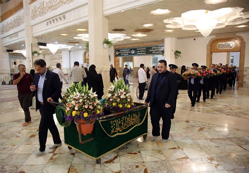 گلآرایی ضریح حرم بانوی کرامت در سالروز ورود حضرت معصومه(س) + تصاویر