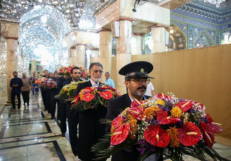 گلآرایی ضریح حرم بانوی کرامت در سالروز ورود حضرت معصومه(س) + تصاویر