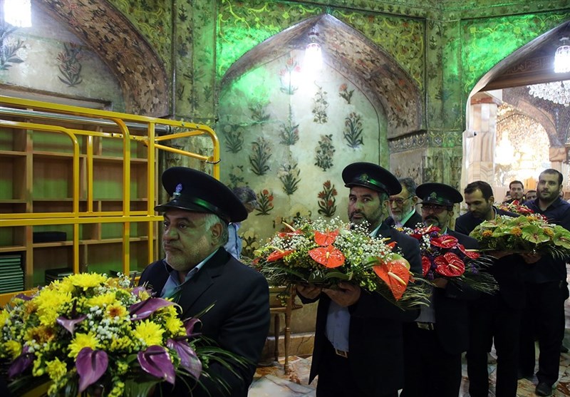 گلآرایی ضریح حرم بانوی کرامت در سالروز ورود حضرت معصومه(س) + تصاویر