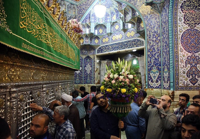 گلآرایی ضریح حرم بانوی کرامت در سالروز ورود حضرت معصومه(س) + تصاویر