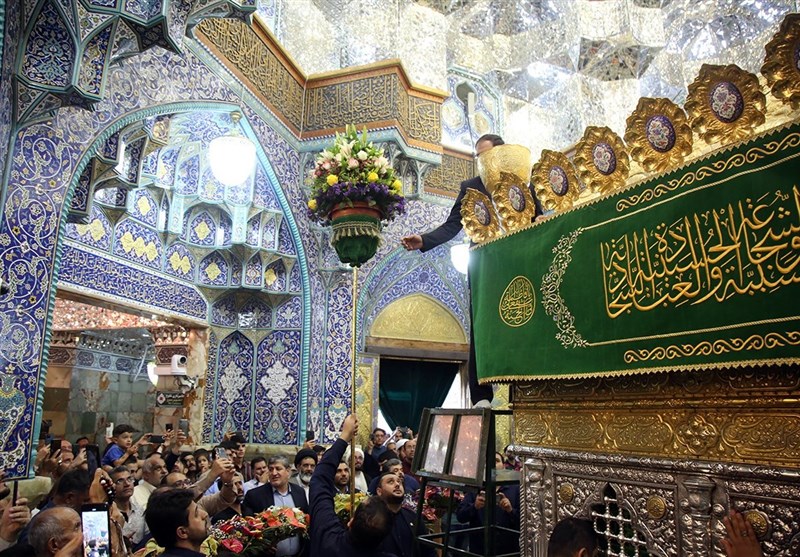 گلآرایی ضریح حرم بانوی کرامت در سالروز ورود حضرت معصومه(س) + تصاویر