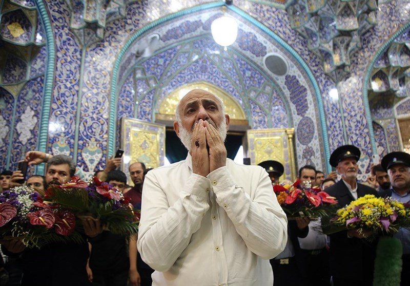 گلآرایی ضریح حرم بانوی کرامت در سالروز ورود حضرت معصومه(س) + تصاویر