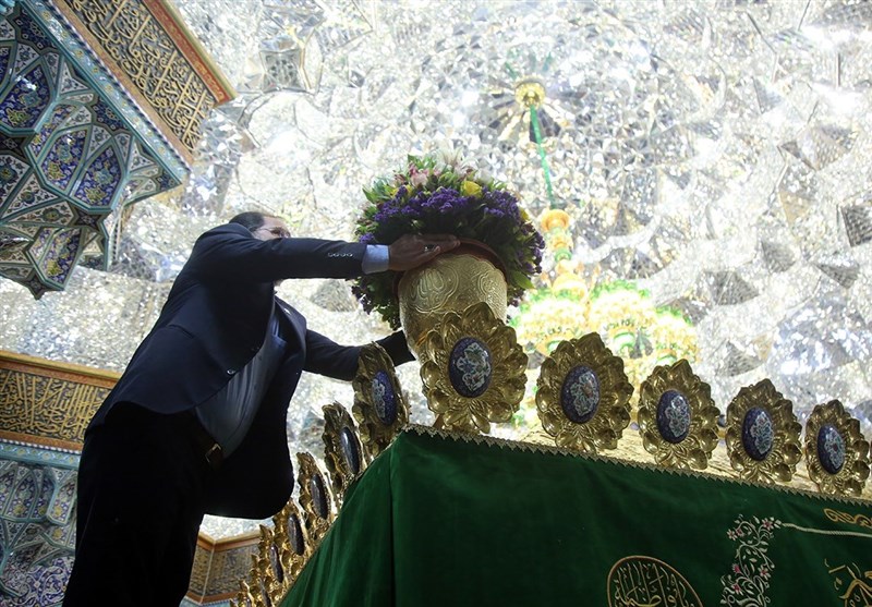 گلآرایی ضریح حرم بانوی کرامت در سالروز ورود حضرت معصومه(س) + تصاویر