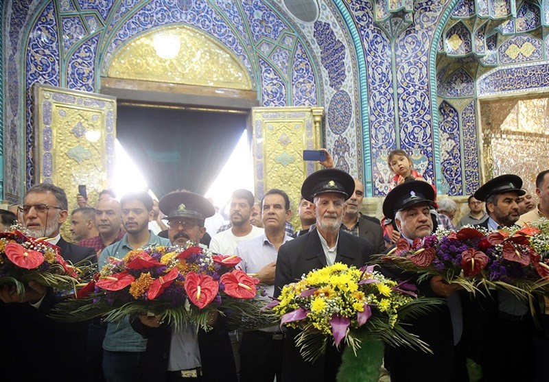 گلآرایی ضریح حرم بانوی کرامت در سالروز ورود حضرت معصومه(س) + تصاویر