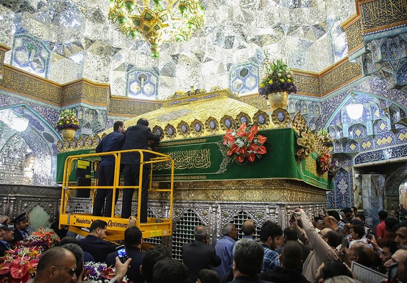 گلآرایی ضریح حرم بانوی کرامت در سالروز ورود حضرت معصومه(س) + تصاویر