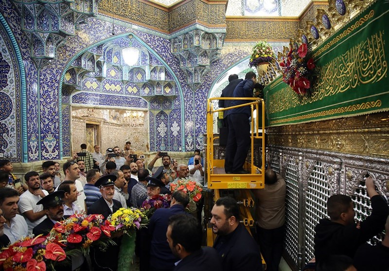 گلآرایی ضریح حرم بانوی کرامت در سالروز ورود حضرت معصومه(س) + تصاویر