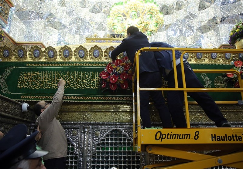 گلآرایی ضریح حرم بانوی کرامت در سالروز ورود حضرت معصومه(س) + تصاویر