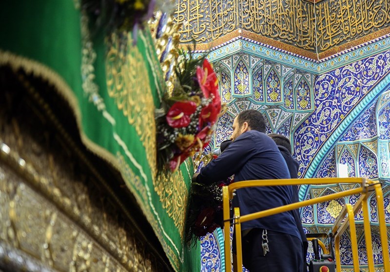 گلآرایی ضریح حرم بانوی کرامت در سالروز ورود حضرت معصومه(س) + تصاویر