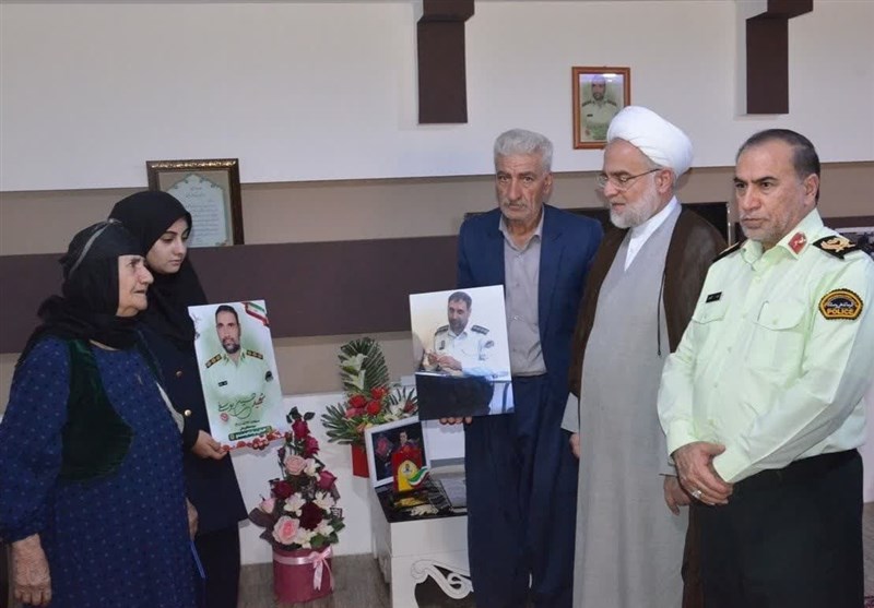 نماینده ولی فقیه و فرمانده انتظامی کردستان به منزل شهید یوسفی رفتند + تصویر