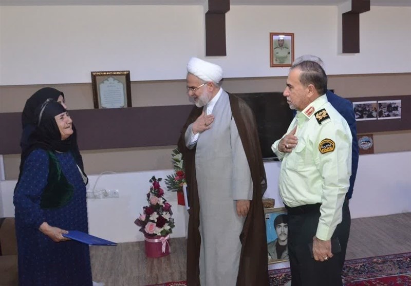 نماینده ولی فقیه و فرمانده انتظامی کردستان به منزل شهید یوسفی رفتند + تصویر