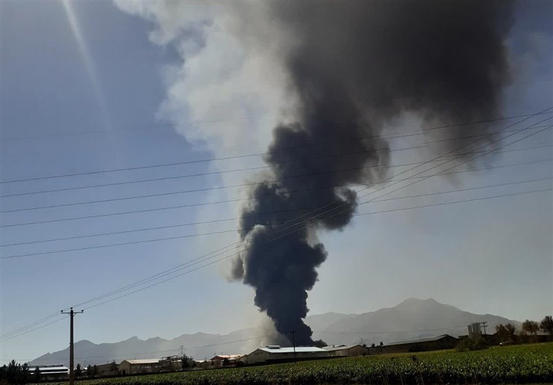 آتشسوزی مهیب در یک واحد پلیمر گلپایگان/ حضور ۱۰ تیم آتش نشانی/ حریق مهار نشده است + فیلم