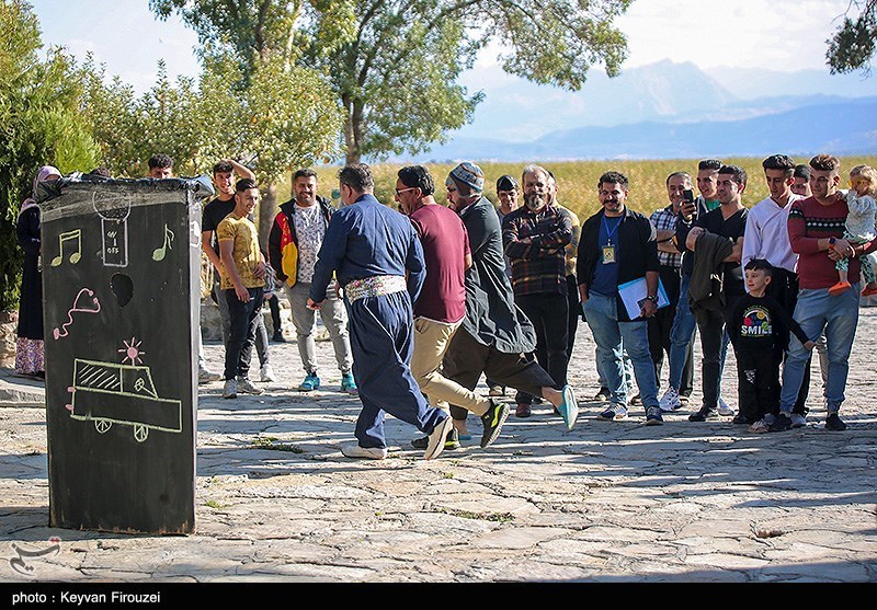 استقبال مردمی از تئاتر خیابانی مریوان + تصاویر