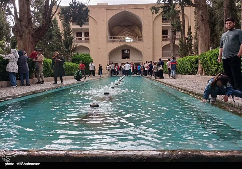 حضور گردشگران در ابنیه تاریخی کاشان + تصویر