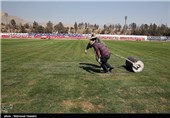 آماده سازی چمن ورزشگاه تختی تهران در آستانه بازی نفت تهران و پرسپولیس از سری مسابقات لیگ برتر فوتبال
