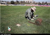 آماده سازی چمن ورزشگاه تختی تهران در آستانه بازی نفت تهران و پرسپولیس از سری مسابقات لیگ برتر فوتبال
