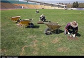 آماده سازی چمن ورزشگاه تختی تهران در آستانه بازی نفت تهران و پرسپولیس از سری مسابقات لیگ برتر فوتبال