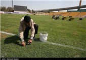 آماده سازی چمن ورزشگاه تختی تهران در آستانه بازی نفت تهران و پرسپولیس از سری مسابقات لیگ برتر فوتبال
