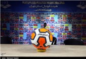 سالن کنفرانس ورزشگاه تختی تهران در آستانه بازی نفت تهران و پرسپولیس از سری مسابقات لیگ برتر فوتبال