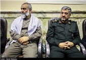 سرلشکر محمدعلی جعفری فرمانده کل سپاه و سردار محمدرضا نقدی رئیس سازمان بسیج مستضعفین در مراسم ترحیم مادر سردار قاسم سلیمانی