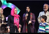 تقدیر از دنیا فنی زاده در افتتاحیه بیست و هفتمین جشنواره بین‌المللی فیلم‌های کودکان و نوجوانان