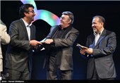تقدیر از  ناصر طهماسب دوبلور سینما و تلویزیون در افتتاحیه بیست و هفتمین جشنواره بین‌المللی فیلم‌های کودکان و نوجوانان