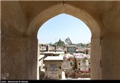 این قبرستان از جنوب به حرم علی بن ابی‌طالب و خیابان اصلی نجف- کوفه (شارع علی بن ابیطالب) از شرق به جاده نجف - کربلا، از شمال به منطقه حی المهندسین و غرب به دریای سابق نجف محدود می‌گردد