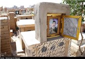 در راوایات است که ارواح مومنین در این قبرستان گرد هم می‌آیند و هر مومنی که از دنیا برود ملکی روحش را به اینجا می‌آورد و هر کس که در این قبرستان دفن شود عذاب قبر از او برداشته می‌شود.